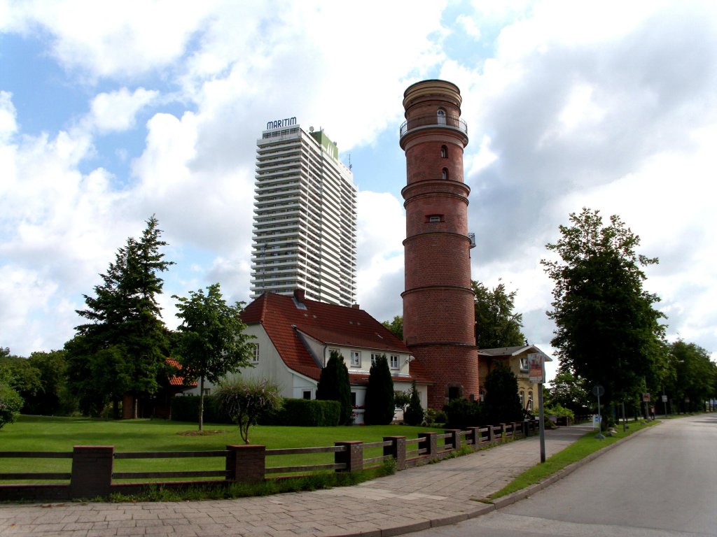 Eigentlich ist der Travemnder Leuchtturm kleiner als das  Maritim-Hochhaus . Es kommt doch auf die Aufnahmeperspektive an, um auch die 35. Stockwerke des Hochhauses zum Vergleich mit heranzuziehen.Aufnahmedatum: 20.6.2011