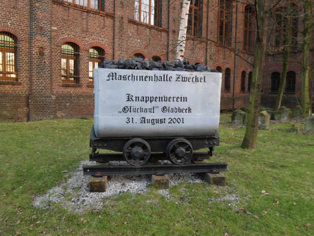 Ein alter Frderwagen steht am 30.01.2011 vor der Maschinenhalle in Gladbeck-Zweckel.