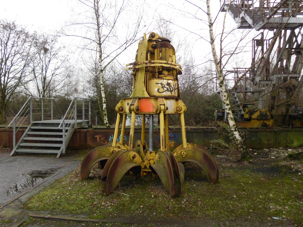Ein alter Krangreifer im Bereich des stillgelegten Stahlwerks im  Landschaftspark Nord  in Duisburg-Meiderich - 03.02.2011.