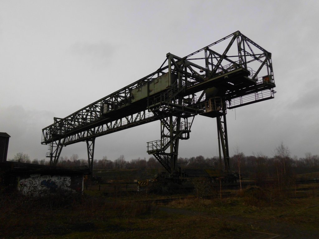 Ein alter Portalkran im Bereich des stillgelegten Stahlwerks im  Landschaftspark Nord  in Duisburg-Meiderich - 03.02.2011.