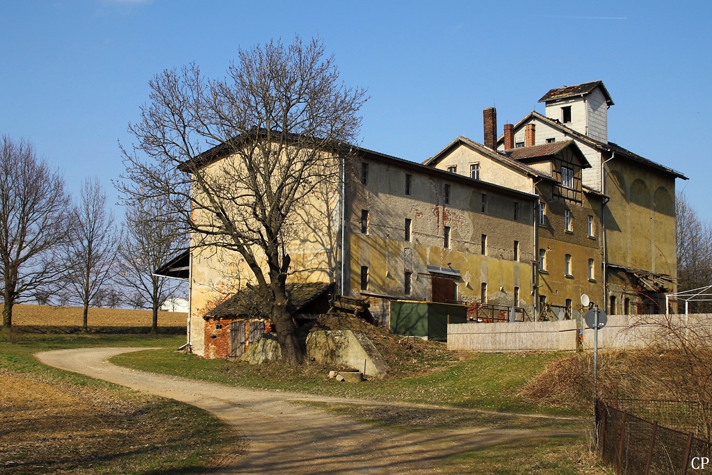 Ein alter Speicher in Nbdenitz, welcher frher auch einen Gleisanschluss zum nahegelegenen Bahnhof hatte, wird heute als Wohnhaus genutzt. (27.03.2011)