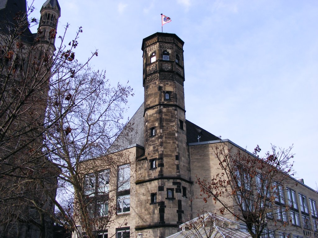 Ein alter Turm neben der Kirche  Sankt Martin  am westlichen Rheinufer im Klner Altstadtbereich, 17. Mrz 2010.