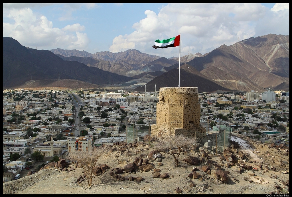 Ein alter Wachturm thront auf einem Hgel ber der Stadt Chaur Fakkan (Khor Fakkan). (04.12.2012)