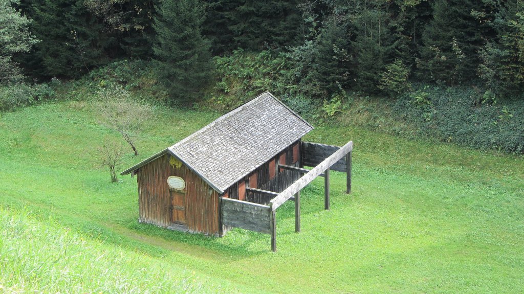 Ein altes Bauernhaus im Museum Tiroler Bauernhfe in Kramsach. Dieses Gebude stammt ursprnglich aus dem Oberinntal um Telfs und wurde hier in einer Senke aufgestellt. Dieses Gebude ist aufgrund seiner Lage nicht zugnglich, andere sind jedoch am 30.9.2012, dem Kirchtag im Museum, gerade so von Besuchern bersplt worden.

