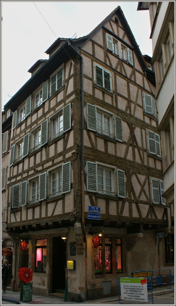 Ein altes Fachwerkhaus in der Innenstadt von Strasbourg.
(28.10.2011)