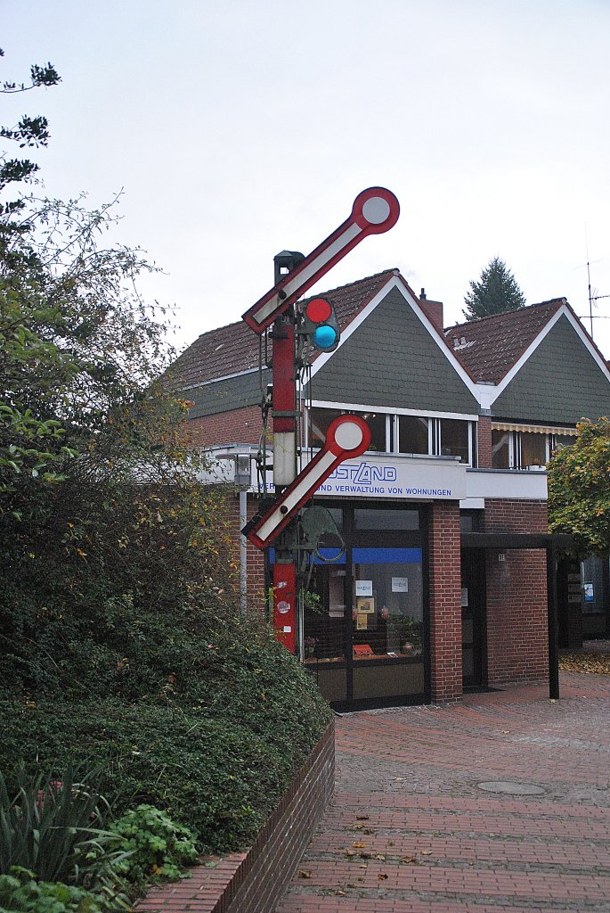 Ein altes Formsignal in Burgdorf bei Hannover. Hier ist der Eingang zu einer Fugngerzone. Ob hier ein Zug durcfhrt ist wohl nicht mglich. Foto vom 14.10.2010.