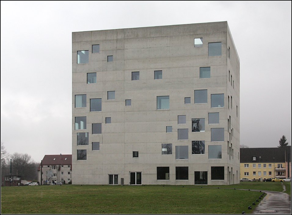 Ein architektonisches Meisterwerk steht da mitten im Ruhrgebiet. Der Betonwrfel hat eine Kantenlnge von 35 Meter, die Wnde wirken uerst filigran. Geprgt wird das Bauwerk durch die Verteilung der 120 Fenster in vier verschiedenen Gren. 21.03.2010 (Matthias)