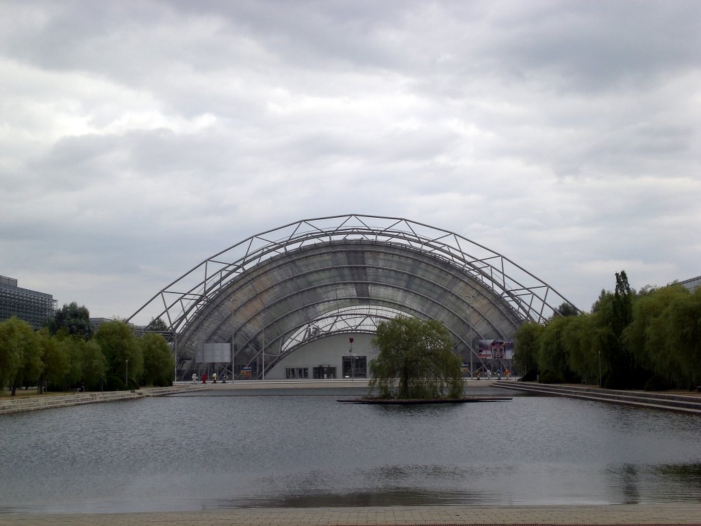 Ein architektonisches Meisterwerk.Das Leipziger Messegelnde.(25.8.2010)