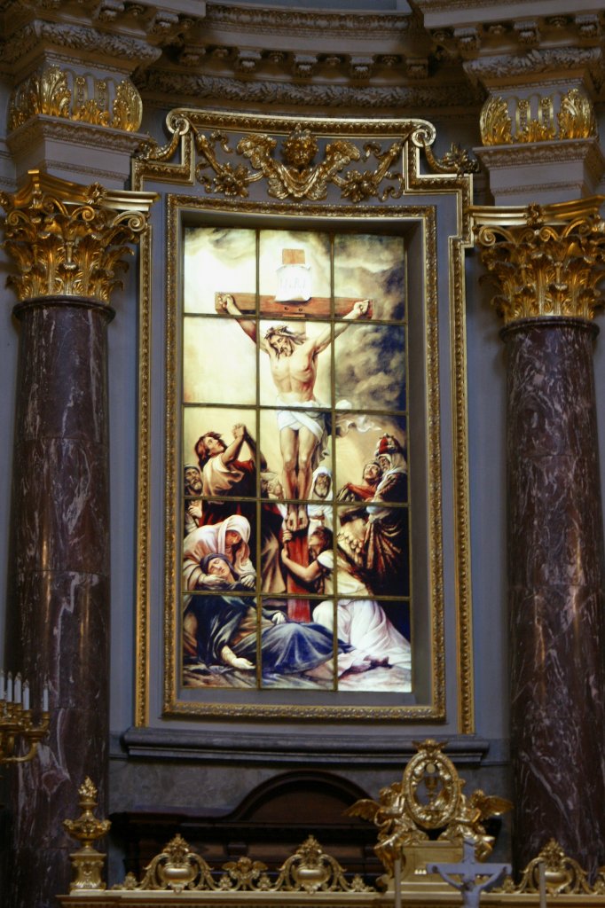 Ein aufwendig gearbeitetes Buntglasfenster im Altarraum des Doms.
(13.09.2010)