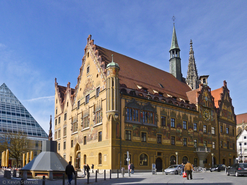Ein besonders aufflliges Gebude in Ulms Innenstadt ist das Rathaus mit seiner Auenbemalung aus der Frhrenaissance. In seiner Geschichte wurde das Gebude verschiedentlich genutzt. (16.03.2013)