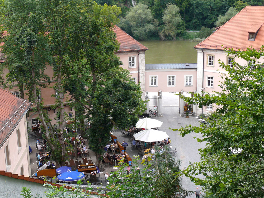 Ein Biergarten darf freilich auch nicht fehlen im Kloster Weltenburg zumal es eine eigene Brauerei gibt - die älteste Klosterbrauerei der Welt; 04.08.2010
