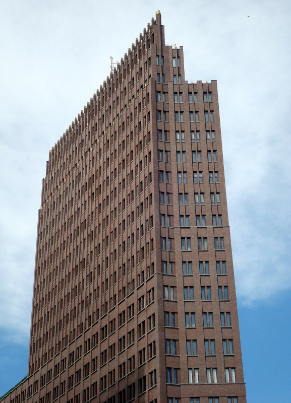 Ein bichen Hamburger Chilehaus, ein bichen New Yorker flatiron building: der  Tower  des Architekten Hans Kollhoff am Potsdamer Platz in Berlin. 19.7.2011