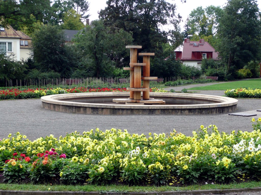 Ein Blick auf den Brunnen in Geras Parkanlage mit Begonien