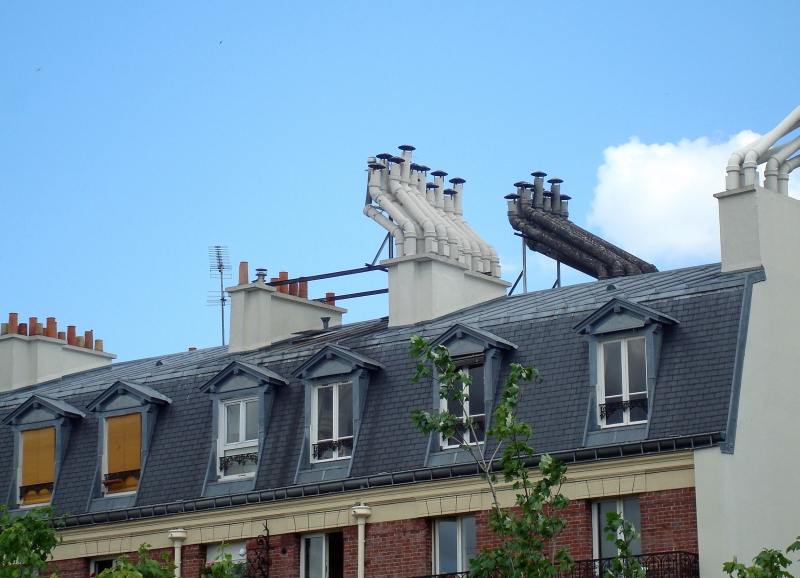 Ein Blick auf die Dcher von Paris - gesehen von der  Promenade Plante , einem ehemaligen Eisenbahnviadukt, das nun als ppig begrnter Wanderweg stlich der Place Bastille durchs 12. Arrondissement fhrt. 13.7.2010