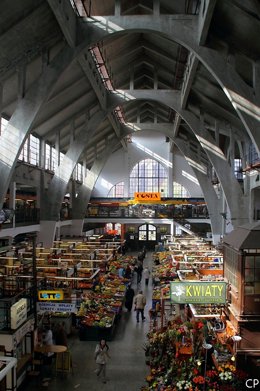 Ein Blick in die historische Markthalle Nummer 1  Hala Targowa  in Breslau. Die parabolischen Stahlbetontrgern wurden bei ihrer Errichtung 1906-1908 erstmals angewandt. (aufgenommen am 14.10.2010) 