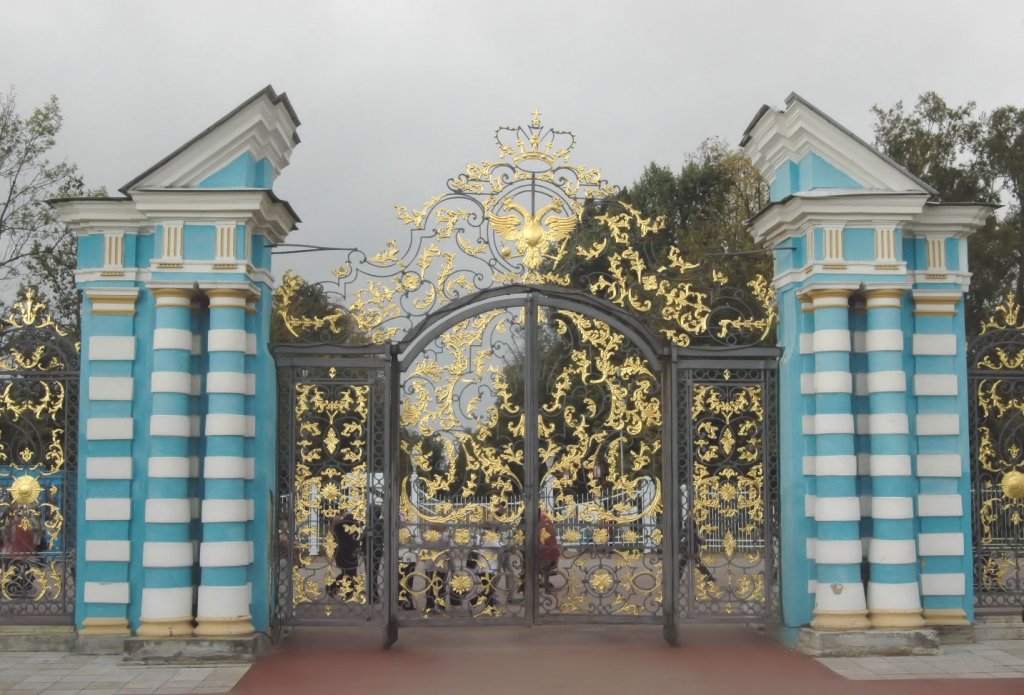 Ein Blick zum Parkeingangstor des Katharinenpalastes. Dieser befindet sich in Puschkin, etwa 25 km sdlich von Sankt Petersburg. Hier befindet sich auch das Bernsteinzimmer. Gesehen am 19.09.2010. 

