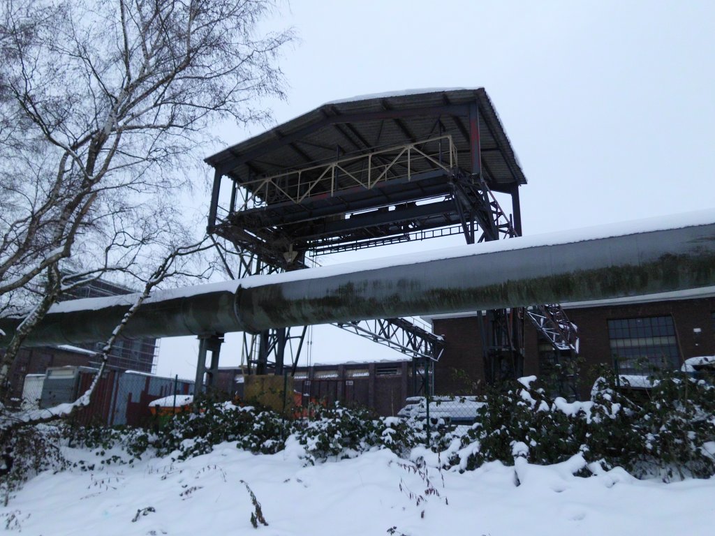 Ein Brckenkran und eine Grorohrleitung auf dem Gelnde der stillgelegten Kokerei  Hansa  in Dortmund-Huckarde am 26.12.2010.