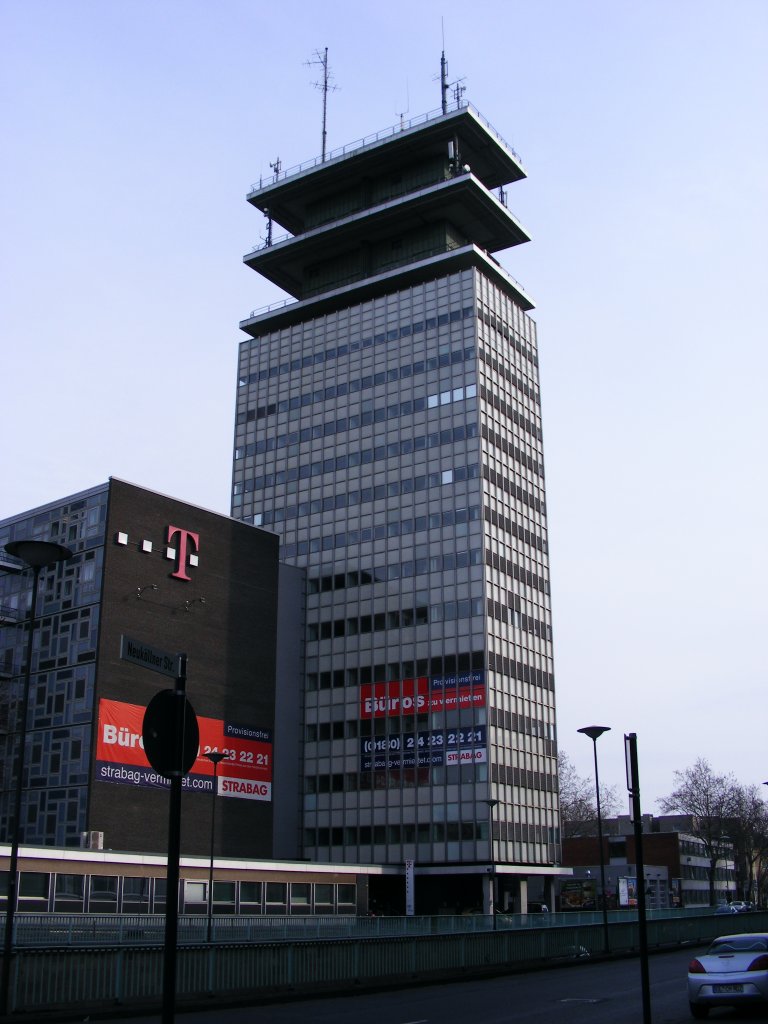 Ein Brohochhaus mit Rasterfassade an der Ccilienstrae in Kln, 17. Mrz 2010.