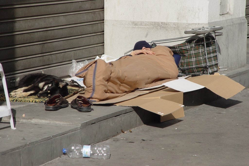 Ein Clochard schlft an diesem Morgen noch den  Schlaf des Gerechten  (18.07.2009)