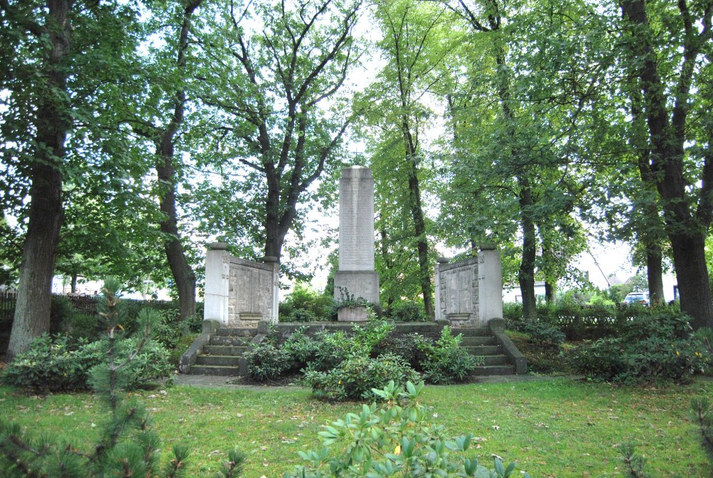 Ein Denkmal zur Erinnerung an den weiten Weltkrieg im Aligse. Das Denkmal ist etwas versteckt. Zu finden ist es am Aligser Dorf Teich. Von der Autobahn 2 (Abfahrt Lehrte), dann Richtung Burgdorf fahren, Mit der S-Bahn von Hannover in Aligse austeigen. Mit den Bus von Lehrte Linie 962/963 bist Alise/Dorfteich.

Foto von Sommer 2010.