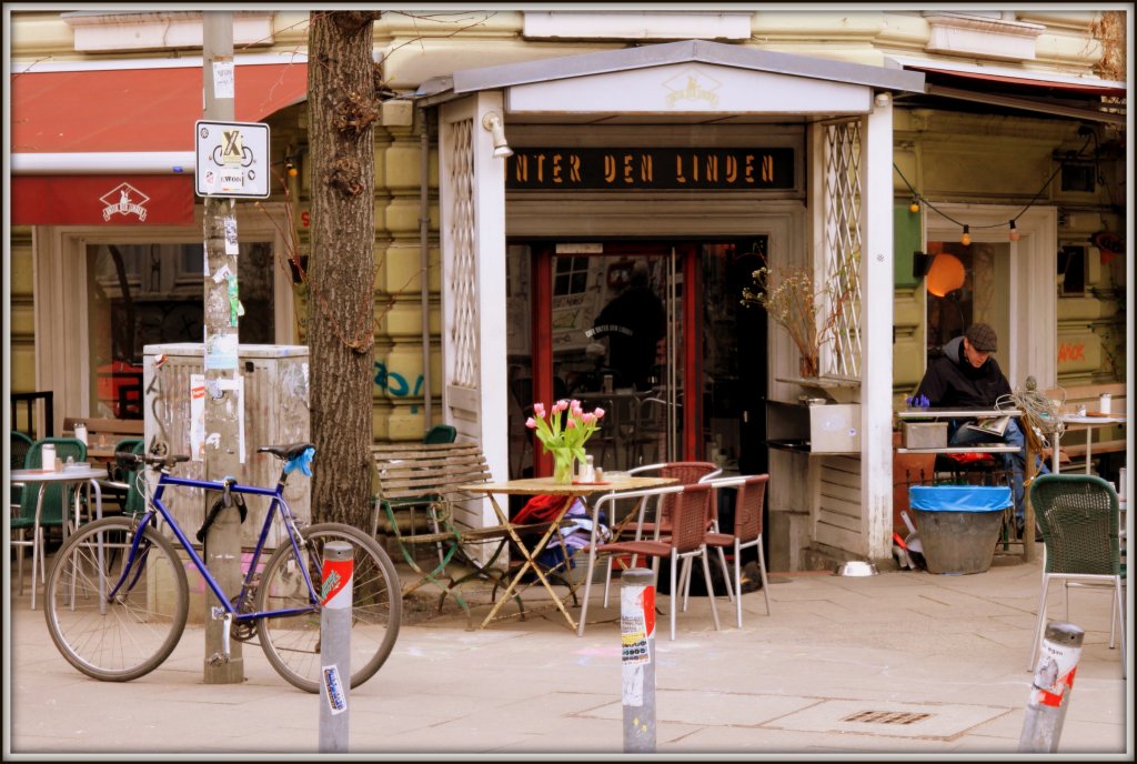 Ein erster Hauch von Frhling am 26. Mrz 2012 vor dem Caf Unter den Linden im Hamburger Schanzenviertel.