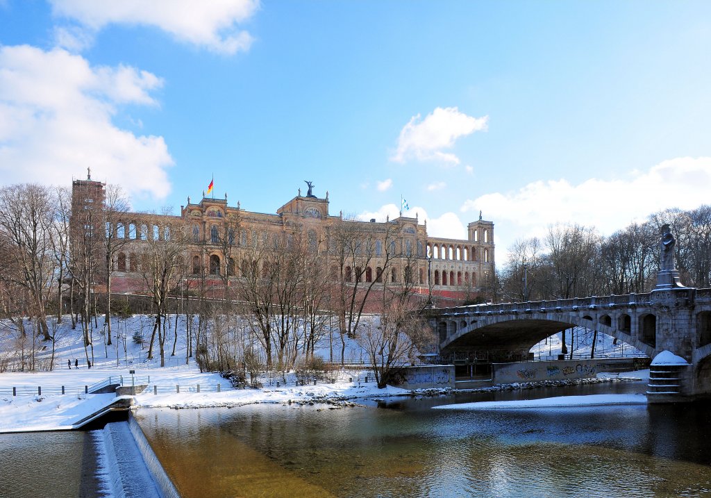 Ein Foto, welches nur im Winter mglich ist: Das Maximilianeum, seit 1949 Sitz des bayr. Landtags (Mnchen-Haidhausen/Jan10)
