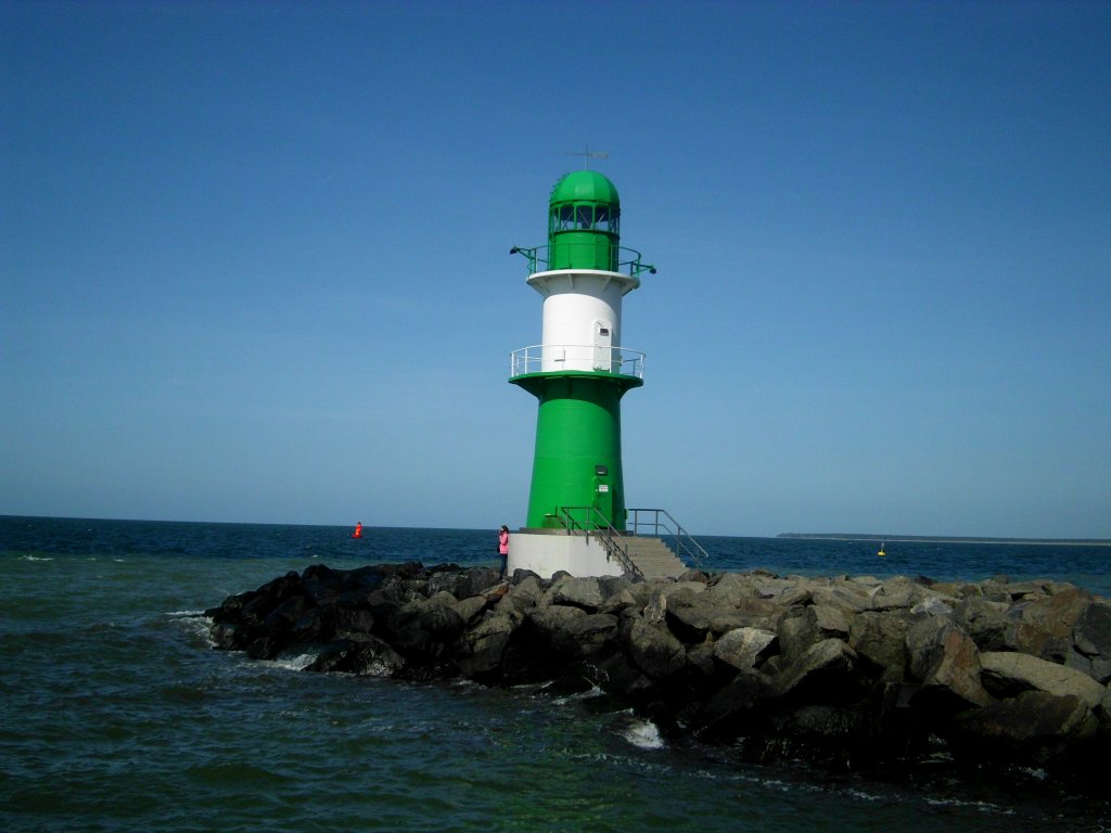 Ein grün-weißer Leuchtturm in Rostock-Warnemünde.(3.6.2013)