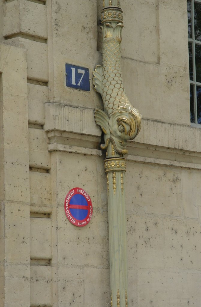 Ein interessanter bergang in einem Regenwasser-Abflurohr am Htel de Lauzun auf der le Saint-Louis am 19.07.2009