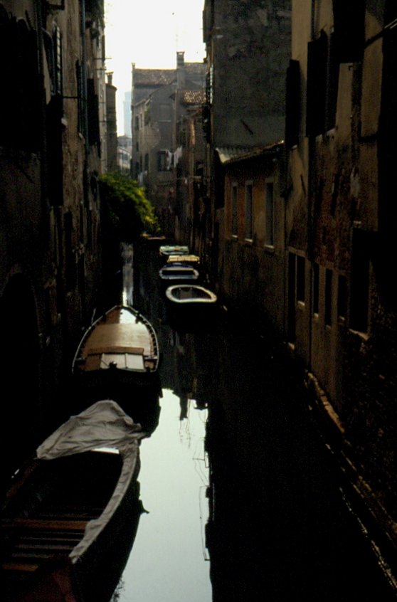 Ein kleiner Seitenkanal in Venedig im Oktober 1989