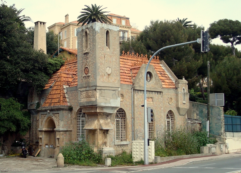 Ein kleines  Schloss  an der Ausfallstrae im Osten von Cannes, Richtung Nizza. 13.4.2010