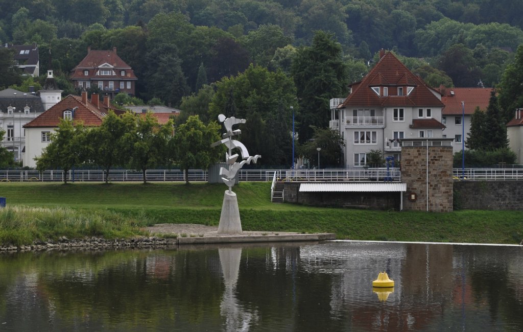 Ein Kunstwerk am Ufer der Weser im Hameln, am 12.07.2011.