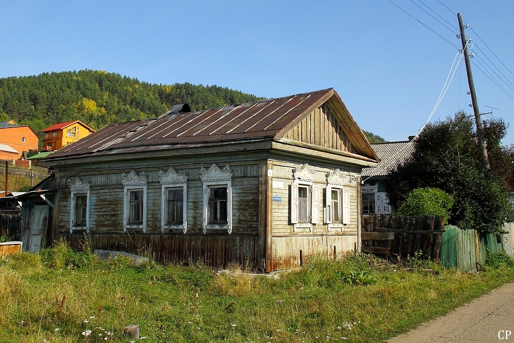 Ein leer stehendes Holzhaus in Listwjanka am Baikalsee. (11.9.2011)