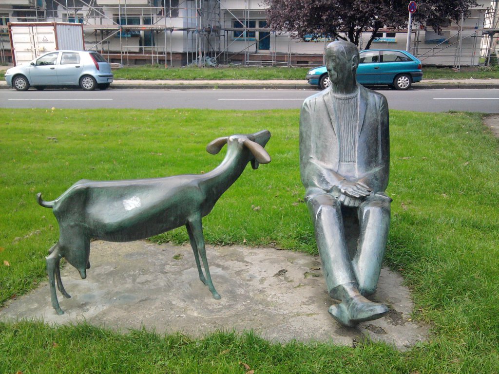 Ein Mann mit Ziege ( Bergmannskuh ) auf einem Grnstreifen in Herne am 21. September 2010.