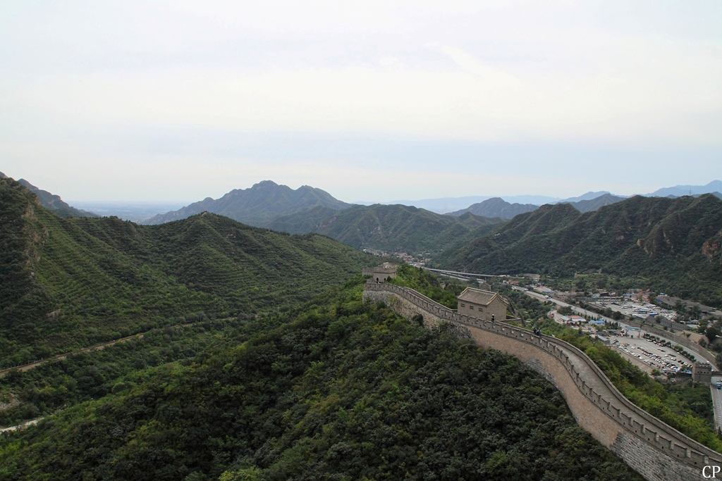 Ein Mauerabschnitt bei Badaling, deutlich unterscheidbar sind hier die originalen Teile der Mauer und die restaurierten Abschnitte. (18.9.2011)