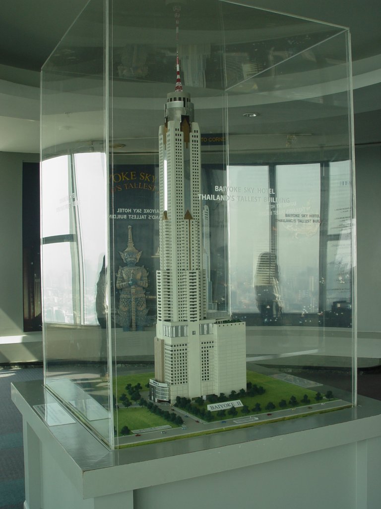 Ein Modell des Baiyoke Tower 2 in Bangkok (ausgestellt in dem Gebude) am 13.01.2011