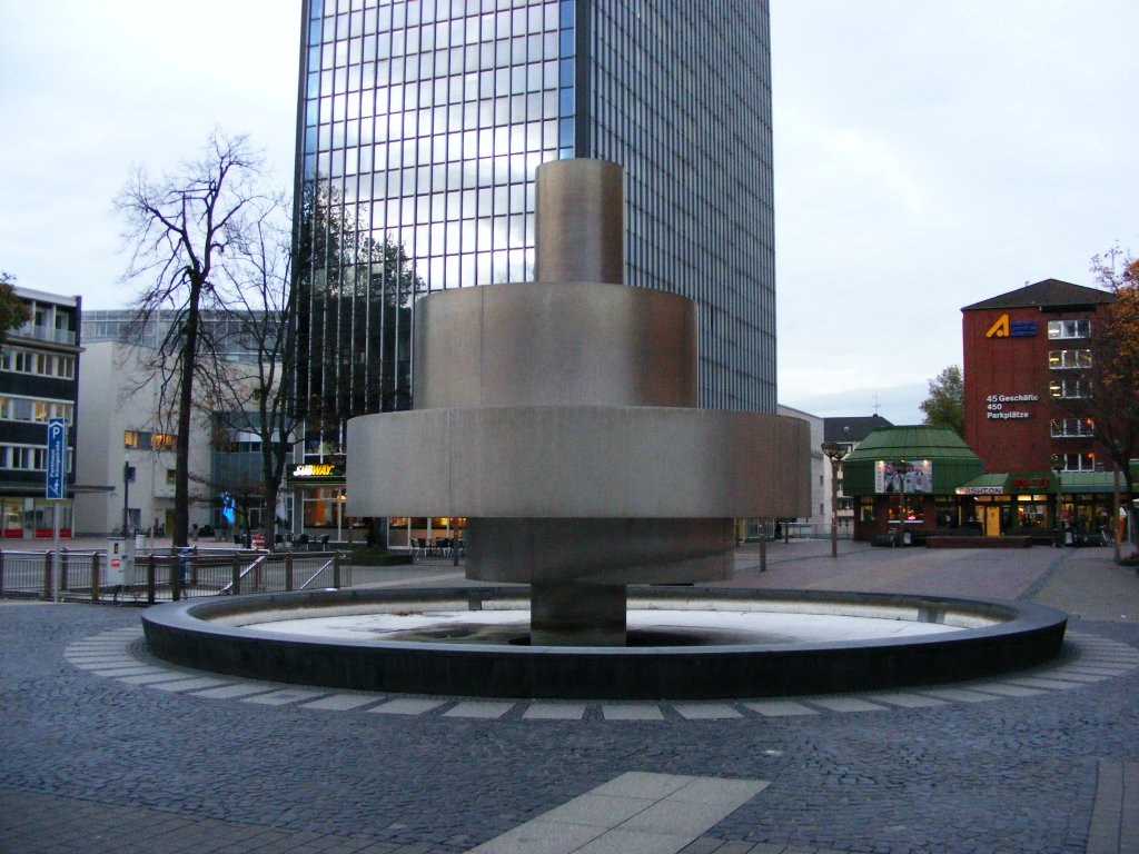 Ein moderner Brunnen am Averdunkplatz in Duisburg am 6. November 2009.