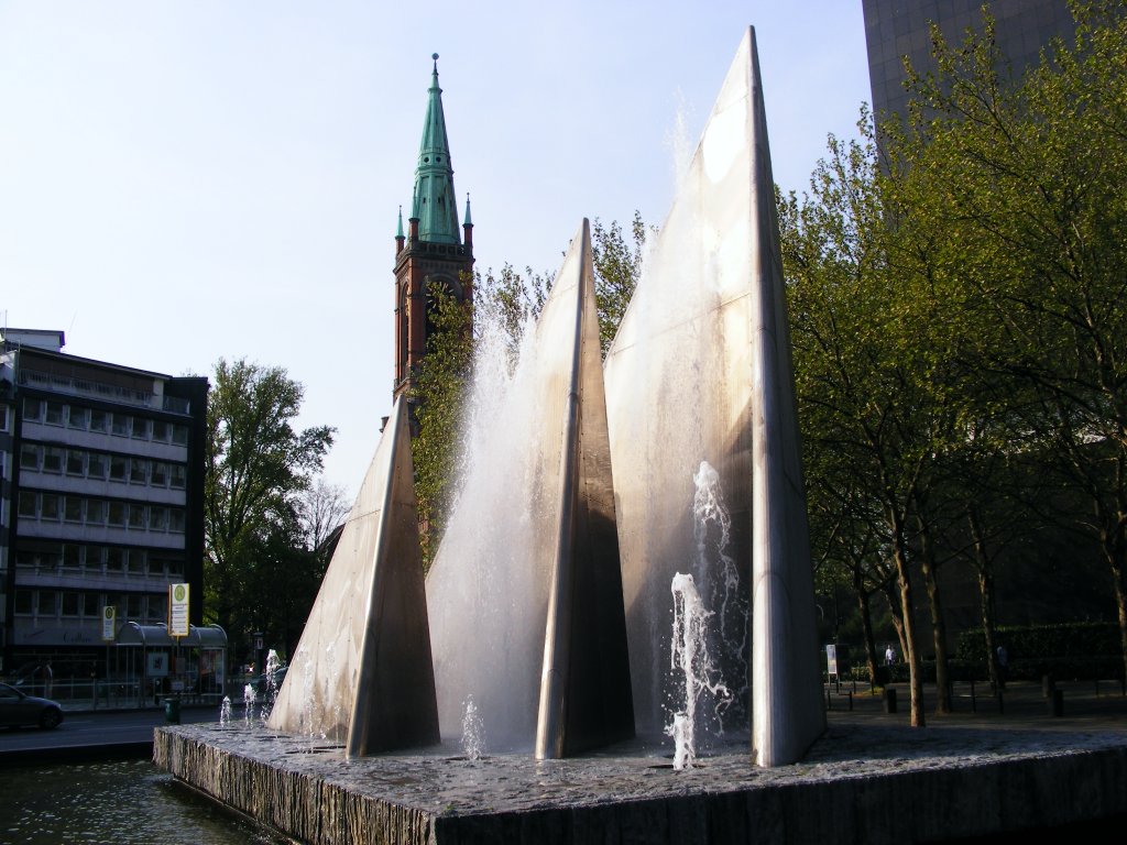 Ein moderner Brunnen auf dem  Platz der deutschen Einheit  in Dsseldorf, 28. April 2010. Bis zur Inbetriebnahme des Stadtbahntunnels zwischen Heinrich-Heine-Allee und Hauptbahnhof verlief links neben dem Brunnen (also auf der Sdseite und auerhalb des Bildes) auch die Straenbahnstrecke zwischen Jan-Wellem-Platz und Hauptbahnhof.