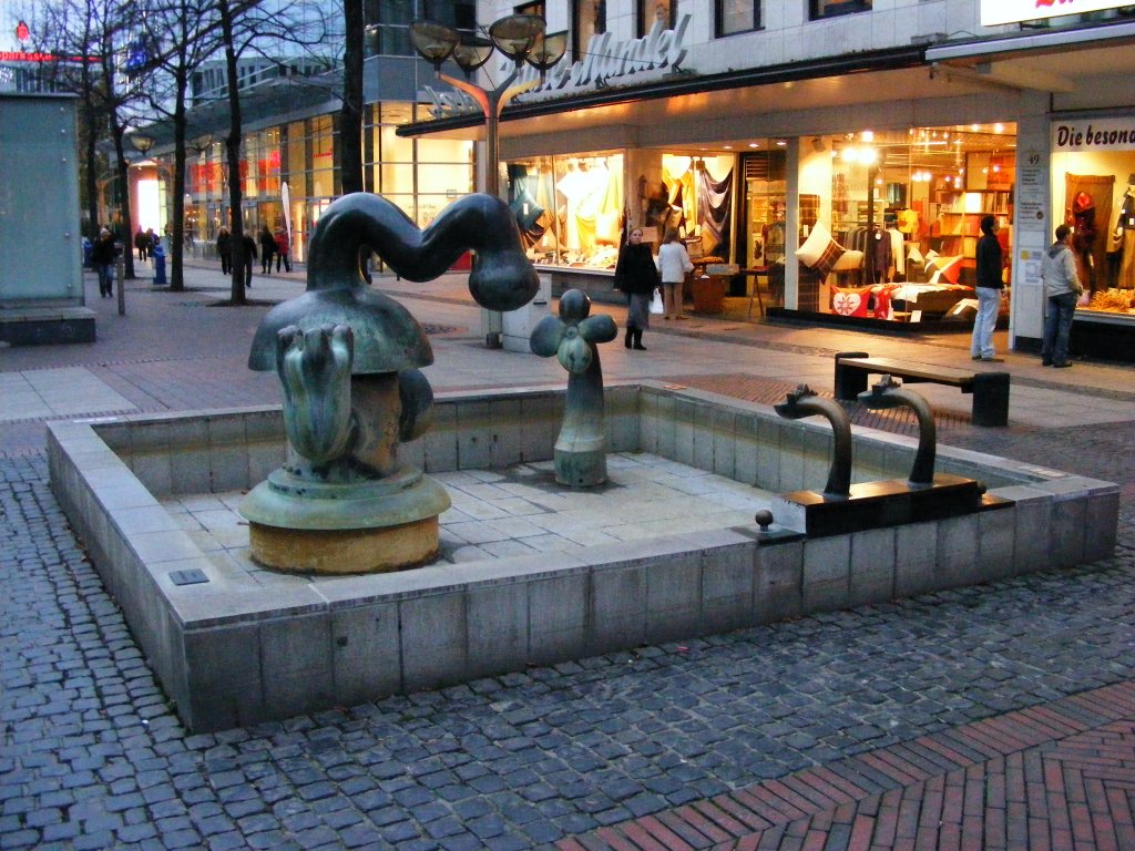 Ein moderner Brunnen auf der Knigstrae in Duisburg am 6. November 2009. 
