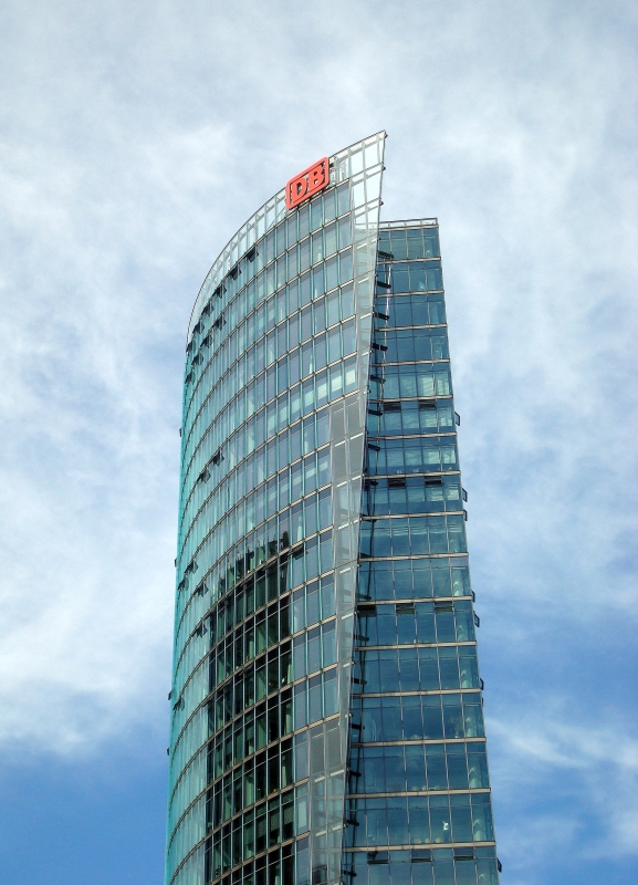 Ein paar Schritte weiter nach links - und der  Bahn Tower  am Potsdamer Platz in Berlin offenbart seine konkave Krmmung. Hinter dem stlichen Abschluss des  Sony Centers  - ein konventioneller Broturm. 19.7.2011