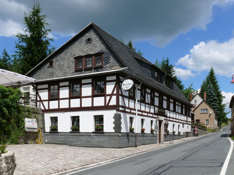 Ein schn restauriertes Fachwerkhaus ist Meschke´s Gasthaus und Pension in der Burgstadt Hohnstein (Sachsen) an der Strae nach Sebnitz; 22.06.2010

