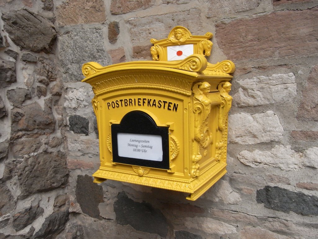 Ein schner alter Briefkasten am Schlo in Wernigerode.