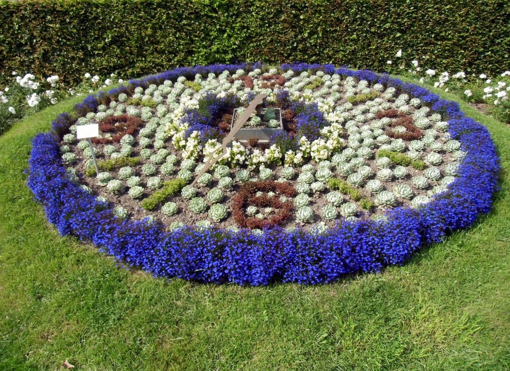 Ein schner Blick auf die Sonnenuhr im Greizer Schlopark. Foto 11.07.2012