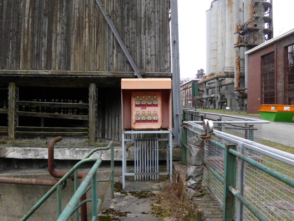 Ein Schrank mit Notabschaltern auf dem Gelände der ehemaligen Kokerei Hansa in Dortmund-Huckarde am 26.03.2011.