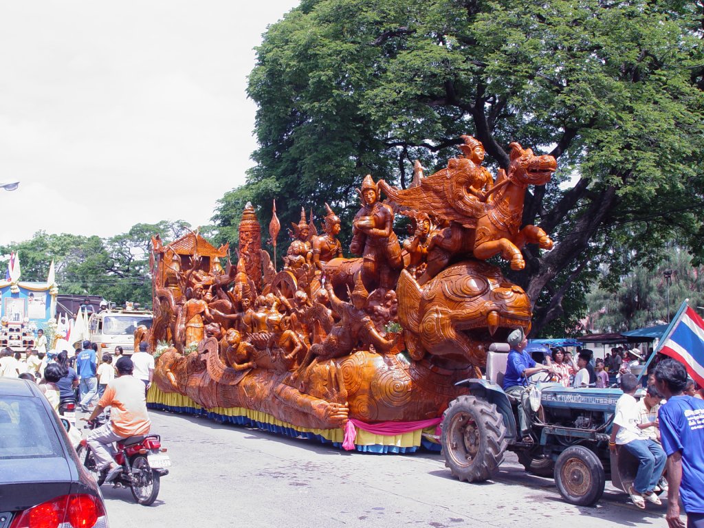 Ein sehr aufwndig gestalteter Motivwagen bei dem Umzug in der Stadt Buri Ram am 29.07.2007. Das gesamte Motiv ist aus gehrtetem Wachs hergestellt.