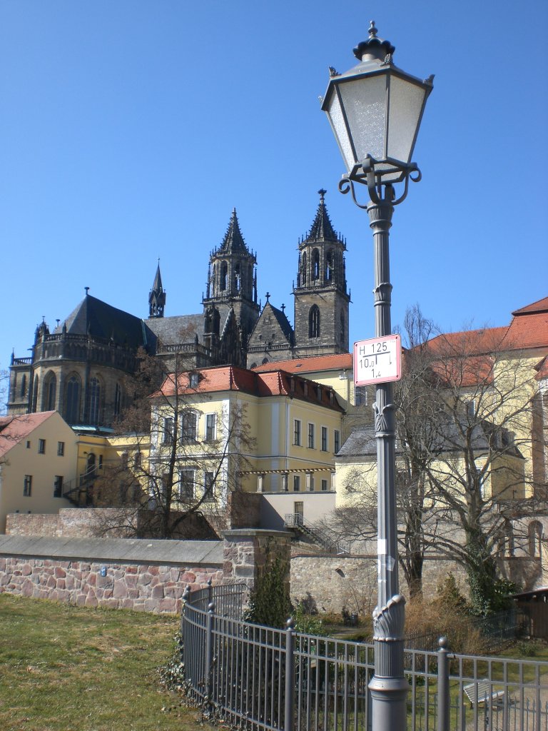 Ein sehr historisches Bild.Der Magdeburger Dom im Hintergrund und die alte Laterne im Vordergrund schmuckt das Bild noch zustzlich.
