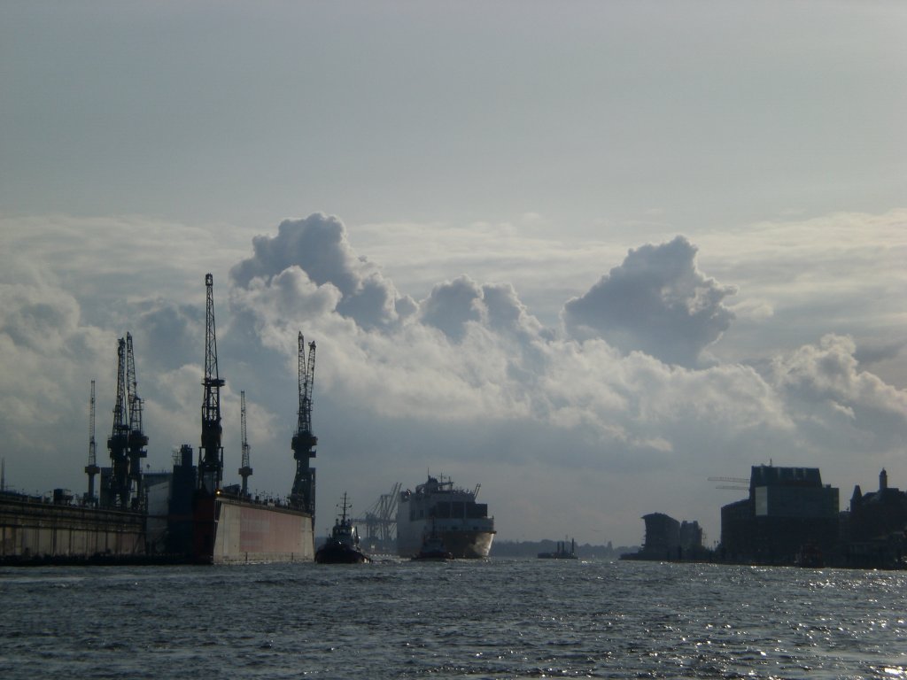 Ein sehr imposantes Bild auf den Hamburger Hafen.Die Wolken haben es dann noch mehr verfeinert.