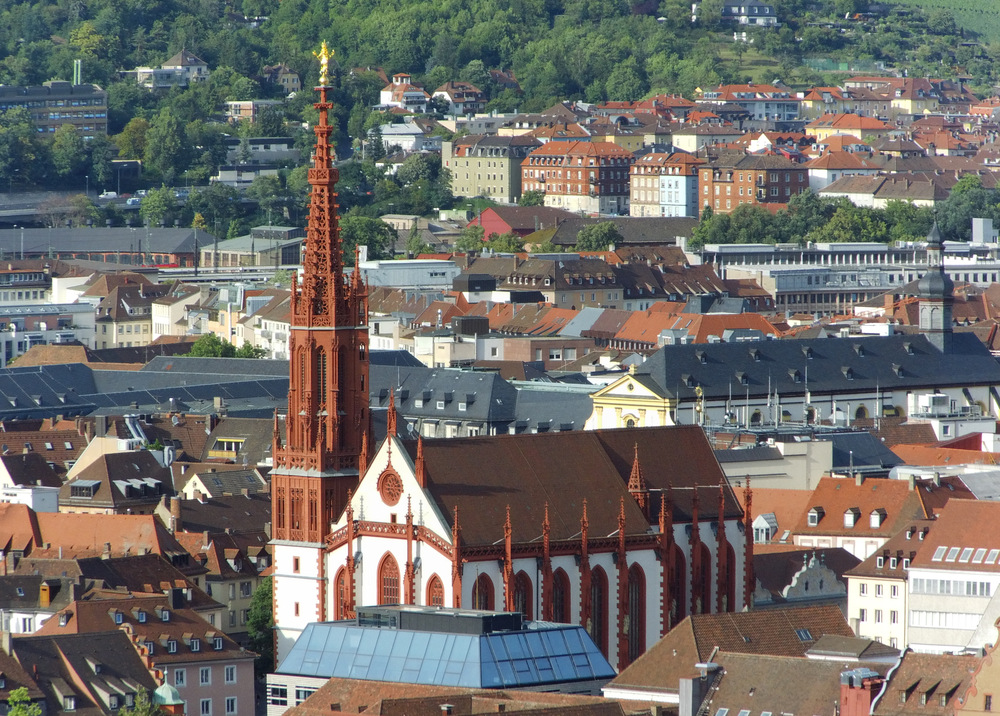 Ein Sommertag in Wrzburg - Die Marienkapelle in Wrzburg ist ein gotischer Kirchenbau auf dem Unteren Markt.

Die groe Kirche heit nach katholischem Kirchenrecht „Kapelle“, da die Wrzburger Bischfe der Brgerkirche keine Pfarrreirechte verliehen haben.
29.07.2012