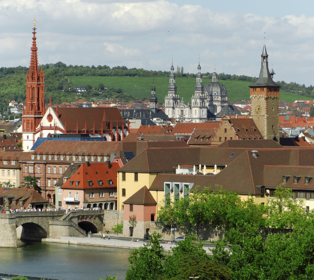 Ein Sommertag in Wrzburg - 
Unsere Wanderung zur Festung Marienberg (Marienfeste) fhrte uns hher hinauf in die Weinberge unterhalb der Festung.

Wrzburg: Stadt der Kirchen und Trme.

29.07.2012