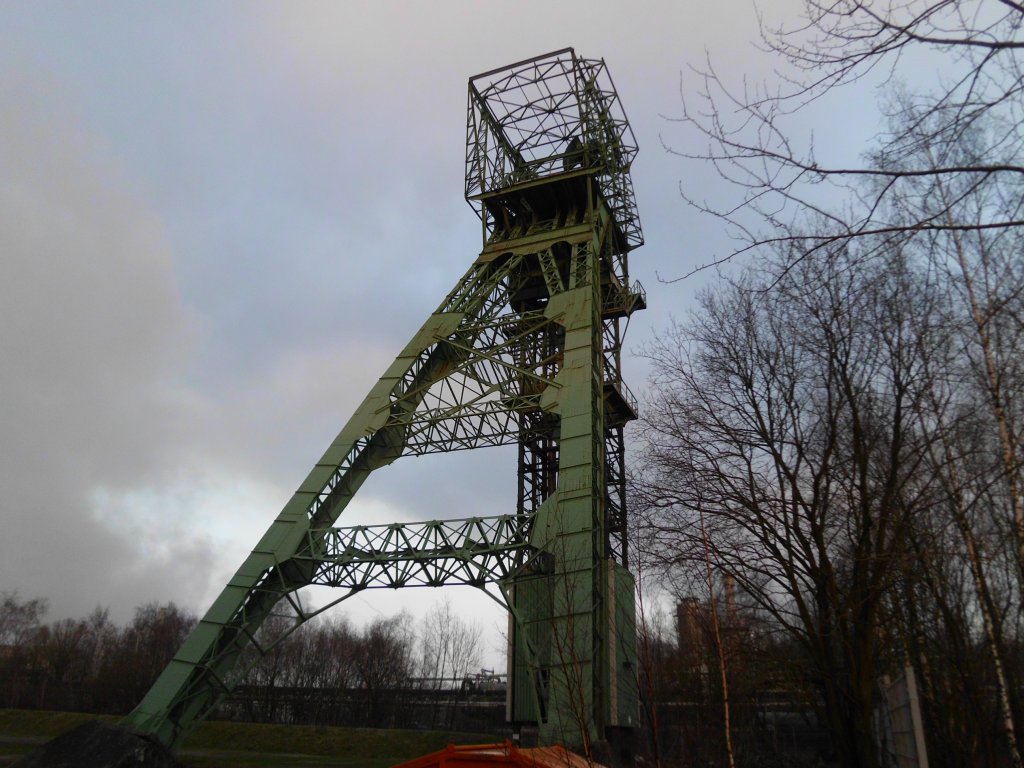 Ein stillgelegter Frderturm hinter der Maschinenhalle in Gladbeck-Zweckel am 30.01.2011.