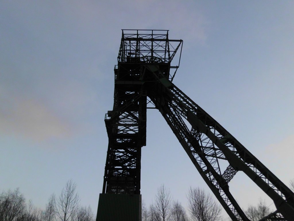 Ein stillgelegter Frderturm hinter der Maschinenhalle in Gladbeck-Zweckel am 30.01.2011.